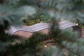 Parksoffa bakom träd i Stadsparken, 2005