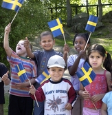 Barn firar med flaggor på Sveriges nationaldag, 2004-06-06