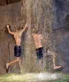 Unga män klättrar på klättervägen i Gustavsviksbadet, 2004