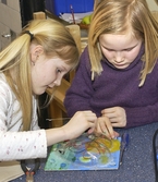 Flickor bygger ett hjärta på KomTek, 2004