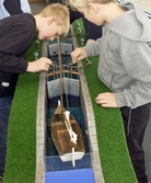 Barn slussar segelbåt i modell på vattentornet Svampen, 2004