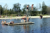 Badande på hoppbrygga i Alnängsbadet, 2004