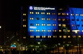 Universitetssjukhuset i Örebro i blå nattbelysning, 2004