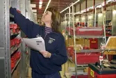 Kvinna plockar varor efter plocklista på Würth, 2004