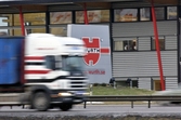 Lastbil kör utanför Würth, 2004