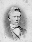 Ateljéporträtt av författaren och folklivsforskaren August Bondeson i unga år.