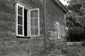 Boningshus i Långlöt. Södra långsidan med fönster.