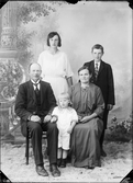 E Ström med familj, från Tulka, Häverö socken, Uppland 1923