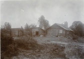 Smedja med kolbodar, Smedsby, Uppland 1911