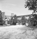 Skärblacka Bok och Paket, Ken Pålsson. Fabriken med näckrosor i färg; dammluckorna öppna