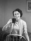 Reklamfotografering av dam med kaffe