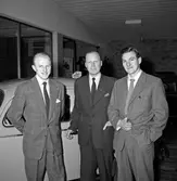 Bil & Buss i Gävle, tre försäljare framför en Volkswagen Bubbla