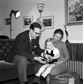 Stig Eriksson med fru och son i hemmet