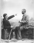 Atlejéfoto av specerihandlare Oscar Pehrson till vänster och August Börjesson till höger. August Börjesson var linnehandlare i Göteborg. Scenen är arrangerad som att de sitter vid havet på en mur och samtalar; Oscar pekar utåt 