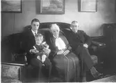 Familjebild med fyra generationer. Fru Sophie Perhson född Linddahl 1845, änka efter befälhavaren vid kronohäktet i Kungsbacka, med sonen köpmannen Oscar Pehrson, hans son kamrer Håkan Pehrson och dennes son Hans Oscar, född 1929.
(Osäkert var bilden är tagen; Oscar Pehrson med familj bodde i Varberg, men fotografen Ohm verkade i Malmö)