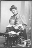Syskonen Håkan och Greta, barn till handelsman Oscar Pehrson, med moster Beda Henriksson.