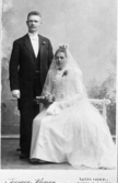 Bröllopsfoto av Alida Carlsdotter och Peder Kallhauge, okänd plats och årtal. Alida, född 1866 i Vommedal Västergård 