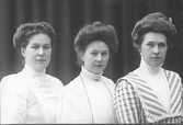Porträtt av systrarna Henriksson; Ingrid, Beda och Ellen, som gifte sig med handlanden Oscar Pehrson.