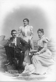 Syskonbild av Oscar, Agnes och Augusta Pehrson. Agnes var biträde hos Mathilda Ranch och gifte sig med hennes lillebror Wilhelm Ranch. Augusta drev ett damskrädderi på Norrgatan, i samma fastighet som Oscars speceriaffär i Varberg.