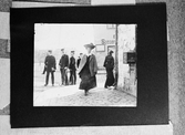 Märta Wrangel promenerar vid Fyristorg, Uppsala 1906