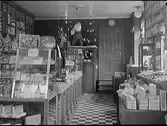 Affärsinteriör av Oscar Pehrsons speceriaffär som låg i hörnet Norrgatan-Kungsgatan.