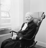 Fröken Rut Carlsson, porträtt gammal moder + ”grupp” 2 systrar - moder