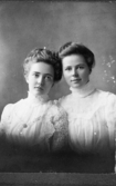 Ateljéporträtt av systrarna Kara (född 1879, gift Lindenborg) och Alma Eriksson (född 1881 - 1959, gift Nelson), Vommedal Östergård 