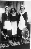 Lisa Jakobsson, Inga Svensson och Nina Bengtsson serverade på ett bröllop i Helgered Sörgård, cirka 1930 - 1935.
1. Lisa Eriksson (1917 - 2006, gift Jakobsson), Heljered Mellangård. 2. Inga Svensson, arbetade på Ekans gård. 3. Nina Bengtsson (1918 - 1973, gift Nilsson), Långåker.