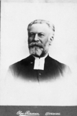 Ateljéporträtt av Peter Lundén (1849 - 1906). Komminister i Fässbergs församling. Välvillig till frikyrkans framväxt i Mölndal och Kållered. Han var även kyrkoherde i Carl Johans församling i Göteborg.