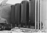 Två glukostankar och en sockersilo. Novemer 1981.