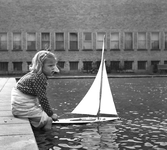 Flicka med segelbåt vid Östergötlands museum