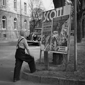 Björn Olof Andersson tittar på affischen till cirkus Scott i Linköping.