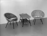 Två korgstolar och korgbord