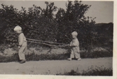 Två små pojkar leker, Labacka Lund i Kållered cirka 1935. Från vänster: okänd gosse samt Bengt Johansson (1930 - 2016), Labacka 1:2 
