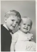 Ateljéporträtt av syskonen Ingemar (född 1956) och Maritha  Johansson (född 1961), cirka 1962. Barn till Stina (1930 - 2019) och Bengt Johansson (1930 - 2016), Labacka Lund.