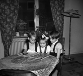 Tre barn i vardagsrum