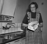 Anna Hjelm i köket berättar om glädjen över sitt kylskåp