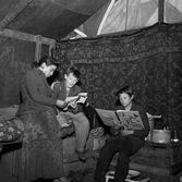 Familj boende i tält i Tomteboda