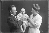 Familjebild av fotografens bror Wilhelm Ranch med frun Agnes f. Pehrson och sonen Uno född 1907. Agnes var tidigare Mathildas biträde i fotoateljén.