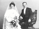 Bröllopsbild. Fotografens bror Wilhelm med frun Agnes, tidigare biträde åt Mathilda i ateljén.