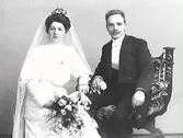 Bröllopsbild. Fotografens bror Wilhelm med frun Agnes, tidigare biträde åt Mathilda i ateljén.