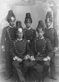 Ur grosshandlare Oskar Nordbloms fotoalbum. Fem unga män i uniformer med plymförsedda kaskar (pickelhuvor). Meddela oss gärna om du vet vilken typ av militärer som bar denna uniform.