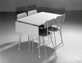 Köksbord och fyra stolar i stålrör
