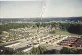 Flygfoto över Bölet/Hallen 1973. Närmast till vänster ses Hallenskolan. Villorna på Mor Annas väg är under uppbyggnad men alla hus är inte målade. På grönområdet till höger i bildens mitt byggdes senare Apelgårdens kyrka samt Knäckepilsvägens villor.