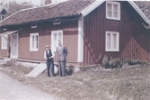 Efraim Magnusson (1876 - 1960) och fosterbrodern Ernst Sigfrid Hansson (1895 - 1976) står framför Apelgården 