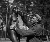 Hilding Adolfsson putsar Bianca, en bronsskulptur av Sten Ericsson