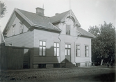 Ur byggmästare Johannes Nilssons fotoalbum från 1914. Bostadshus från 1800-talets mitt vid Östra Vallgatan i kv Garvaren. Till höger står två små barn på gatan.