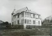 Ur byggmästare Johannes Nilssons fotoalbum från 1914. Villa Havsborg på Rosenfredsgatan 1 i kv Bomlyckan 6 (senare nr 9). Det var två systrar från Borås som lät uppföra huset 1913. I bakgrunden ses den samtida södra folkskolan, Rosenfredsskolan, som stod klar 1912. 

Fastigheten har haft många ägare och genomgått flera förändringar. Men år 2020 tilldelades ägaren Bertil Uhlin hembygdsföreningen Gamla Varbergs kulturhistoriska diplom för sin insats att försöka återge villan mer av sitt ursprungliga utseende.