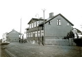 Ur byggmästare Johannes Nilssons fotoalbum från 1914. Bebyggelse utmed Engelbrektsgatan sedd åt väster. Huset närmast i bild, 