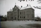Ur byggmästare Johannes Nilssons fotoalbum från 1914. Elementarläroverket för gossar, invigdes den 10 december 1894. En omfattande om- och tillbyggnad gjordes 1919 och fram till 1953 drevs här realskola. Från 1954 fick byggnaden en ny funktion som stadshus då stadens förvaltning flyttade in.